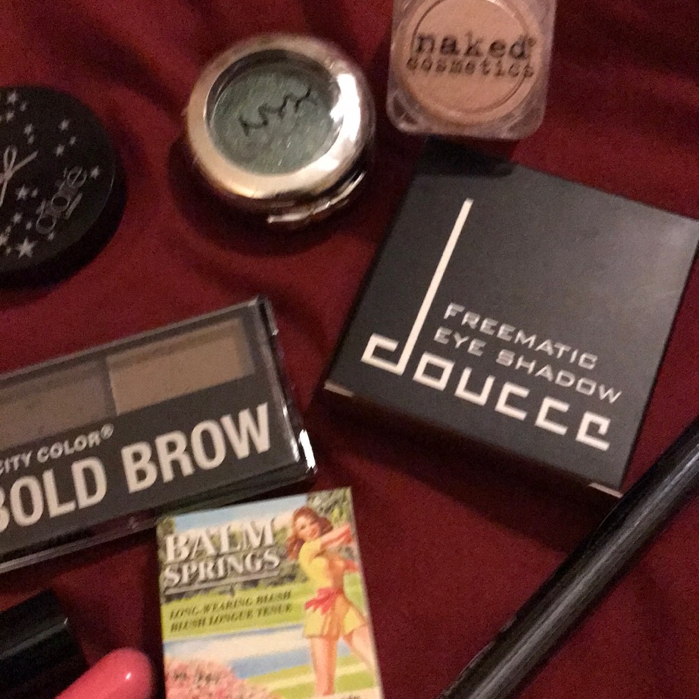 Makeup Bundle - Picture 3 of 3